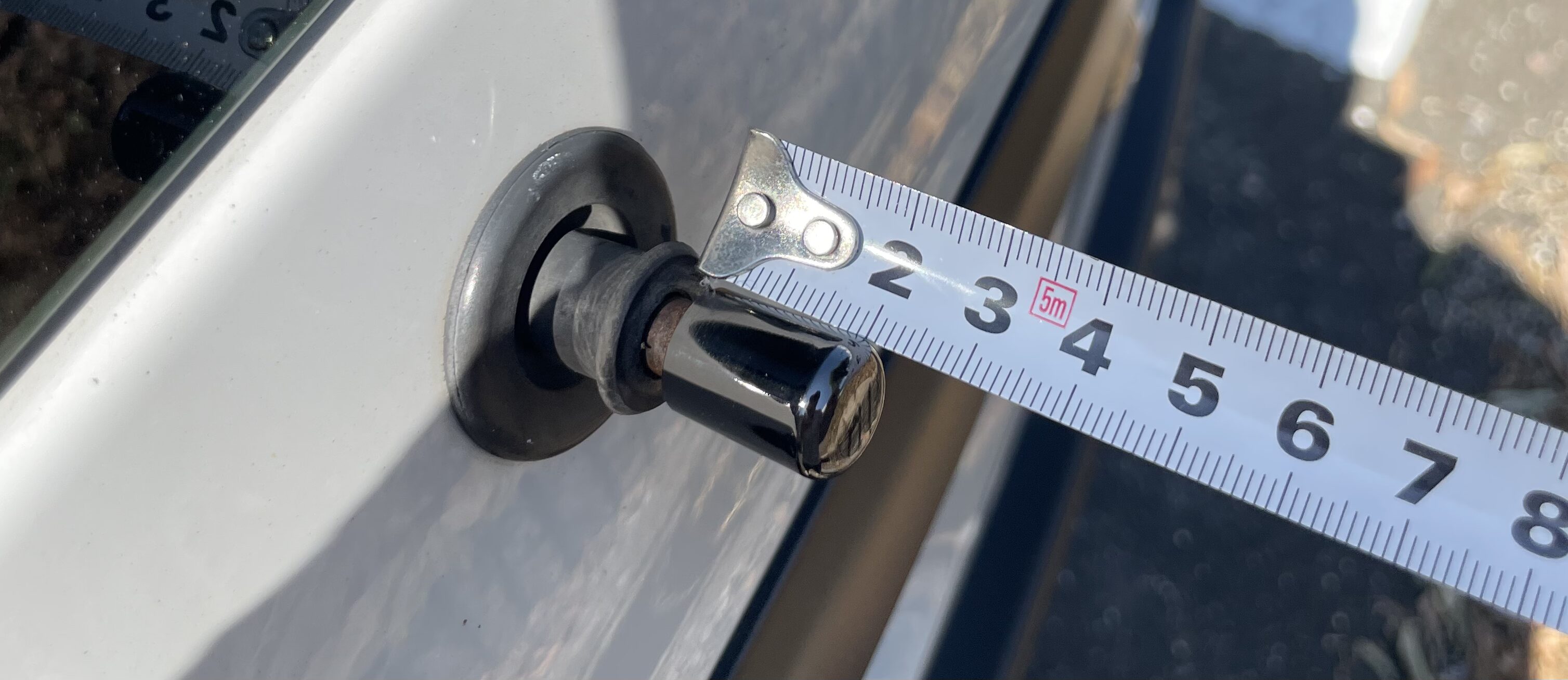 シャフト突き出し長さの実測（約30mm）