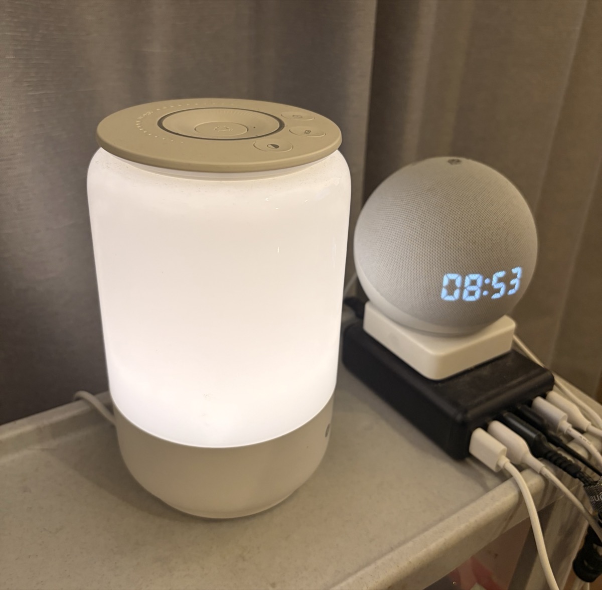 ベッドサイドに置いた+StyleランプとEcho Dot(時計付き)