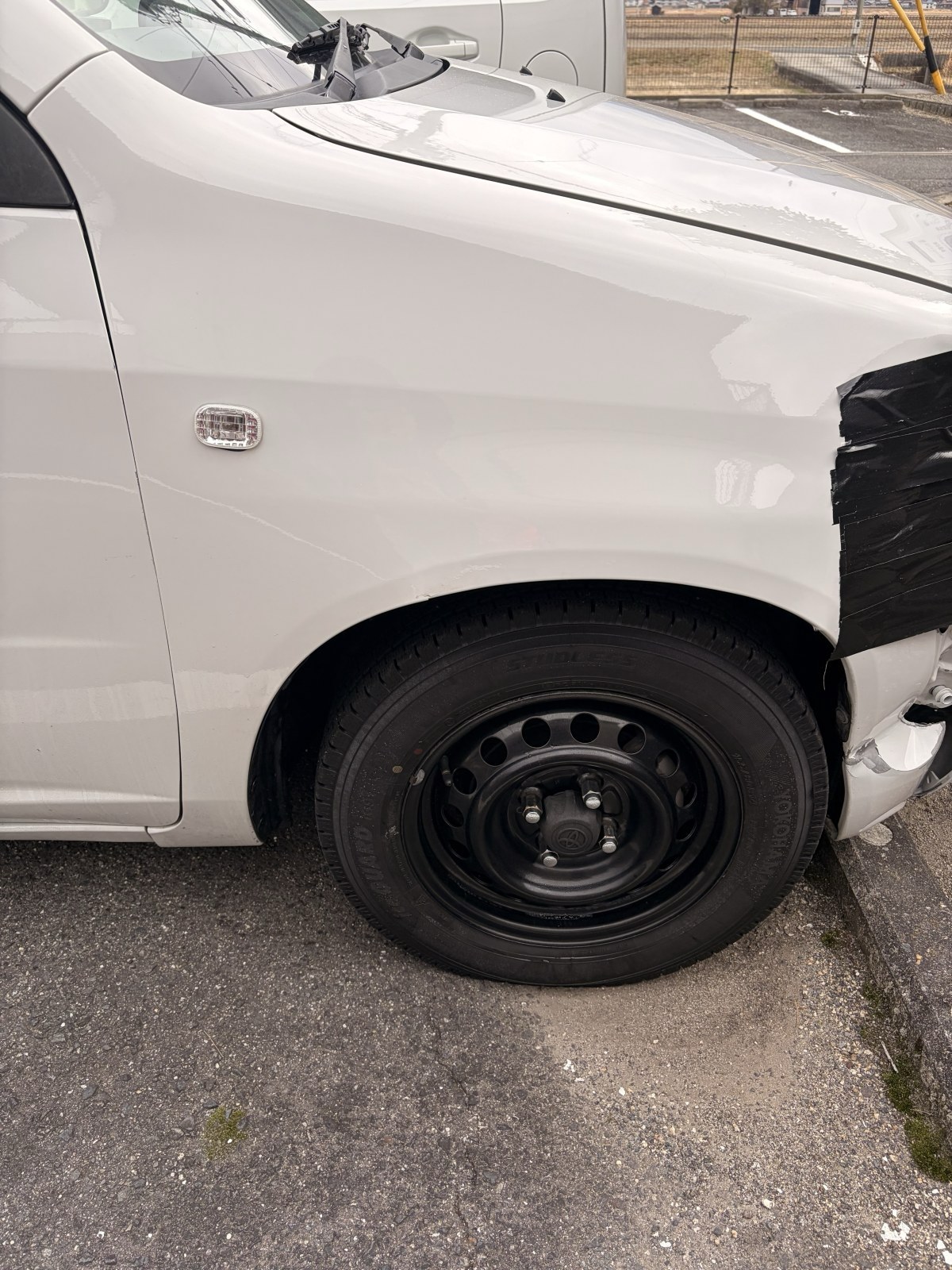 修理前の運転席側フェンダーとタイヤ周りの損傷