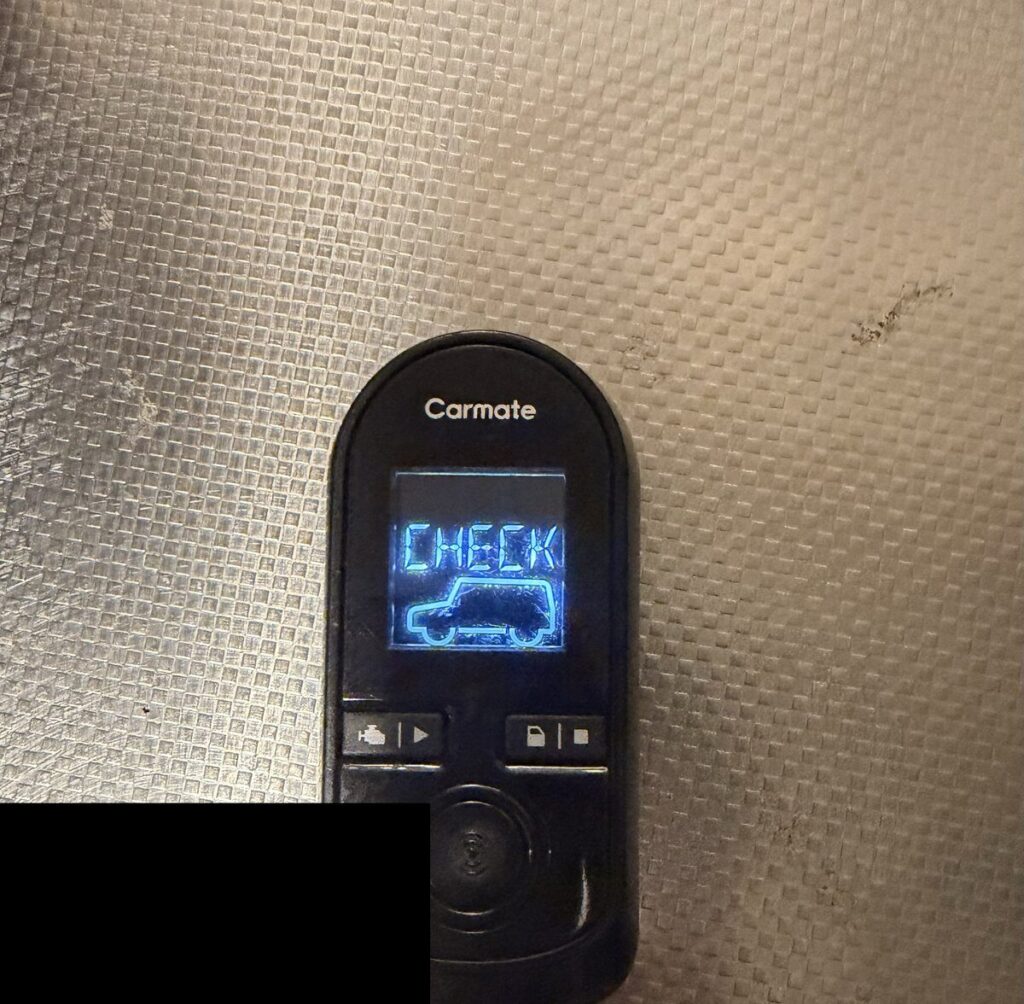 リモートエンジンスターターのリモコン液晶に表示されたCHECKの文字と車のアイコン