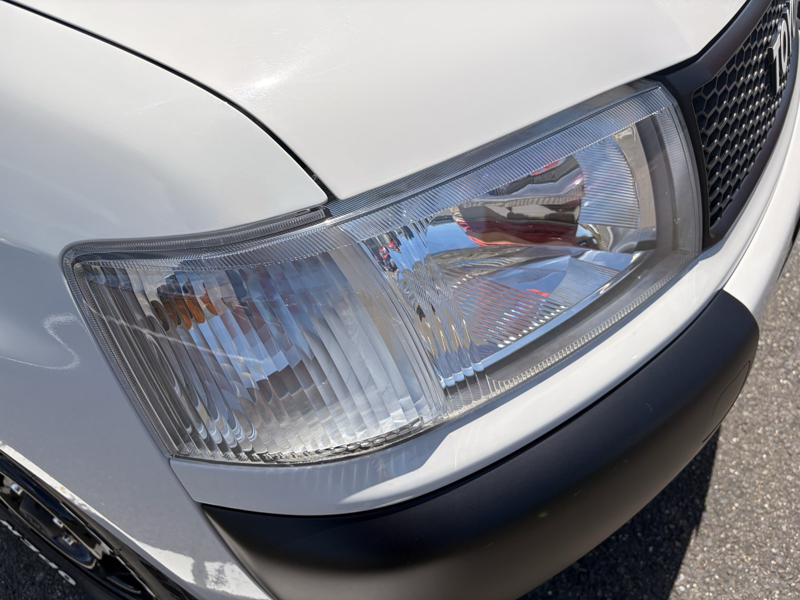 新品でクリアな運転席側のヘッドライト