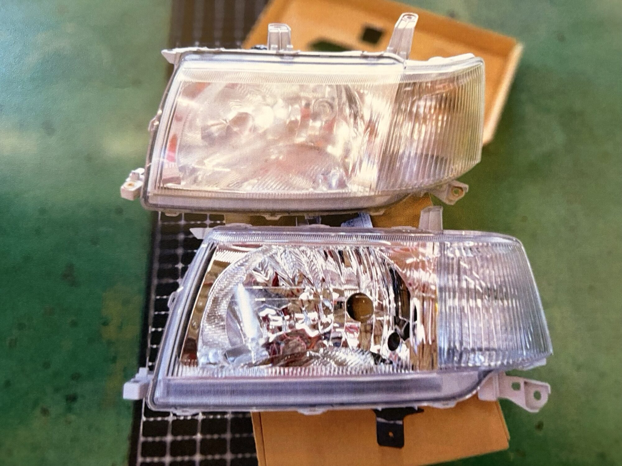 交換した新品のヘッドライトユニット。レンズが透明で内部までくっきり見える