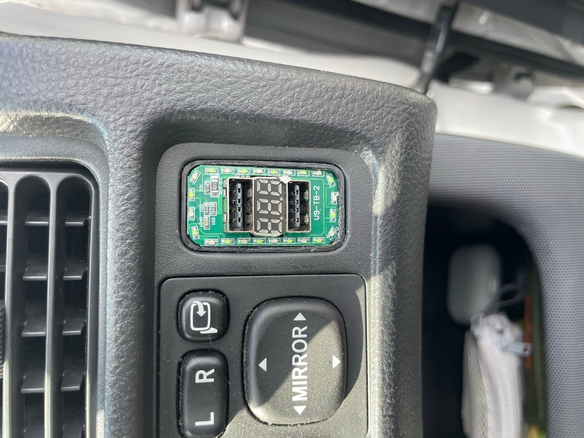 本体正面のカバーが外れて中の基盤が見えてしまったUSBポート