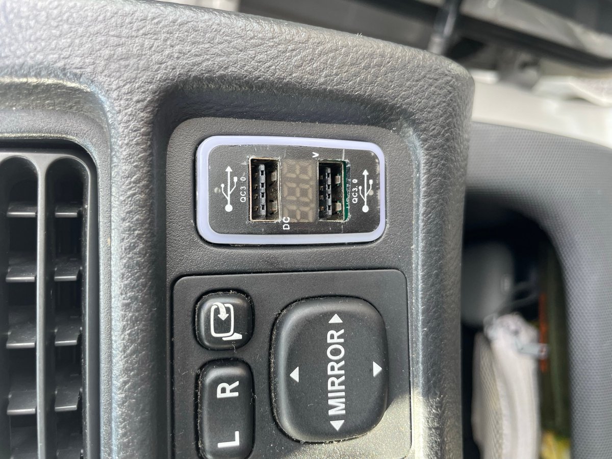 前に使っていたLEDで光るタイプのスイッチホール埋め込みUSBポート（カバーが付いた正常な状態）