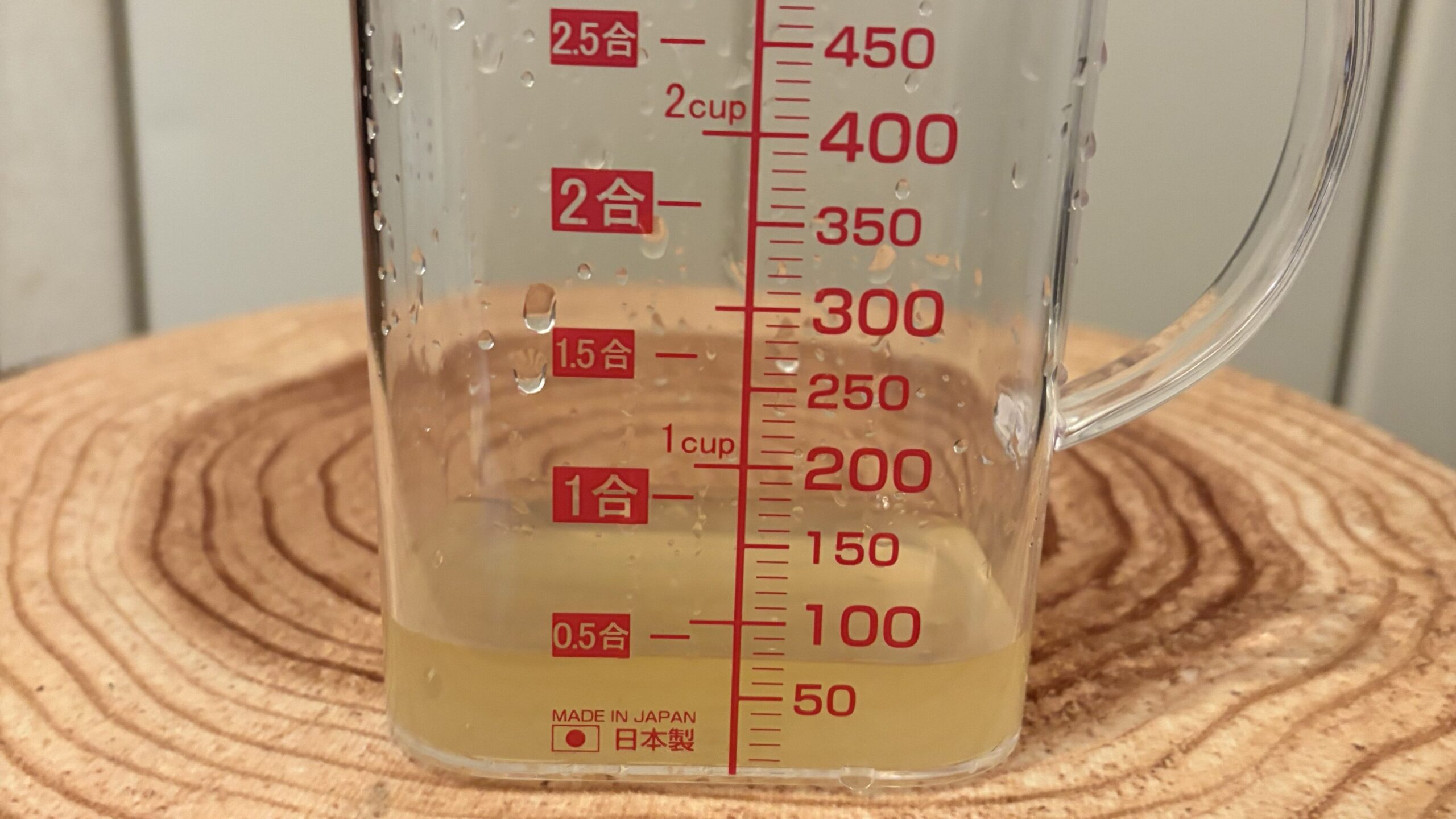 ④絞って出てきた水の量（計量カップで計測）