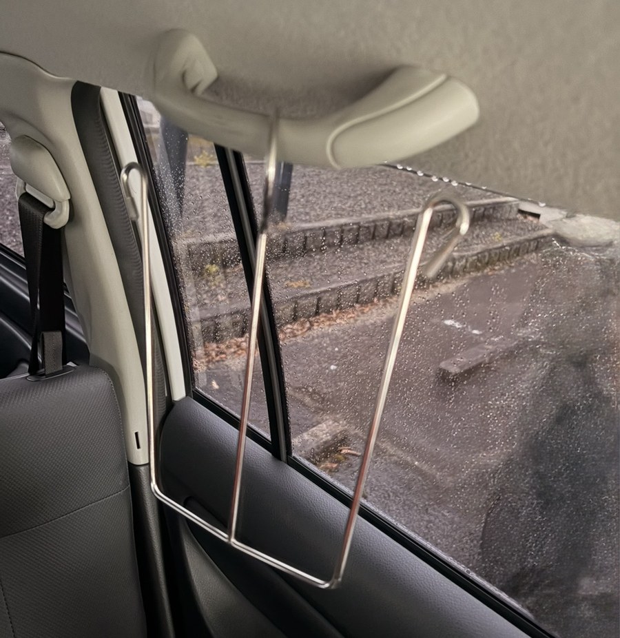 実際に車内のヘッドレストに掛けて使用しているダイソーの靴乾燥ハンガー
