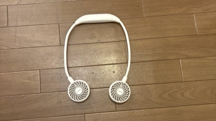 首から下げるハンディ扇風機の単体写真
