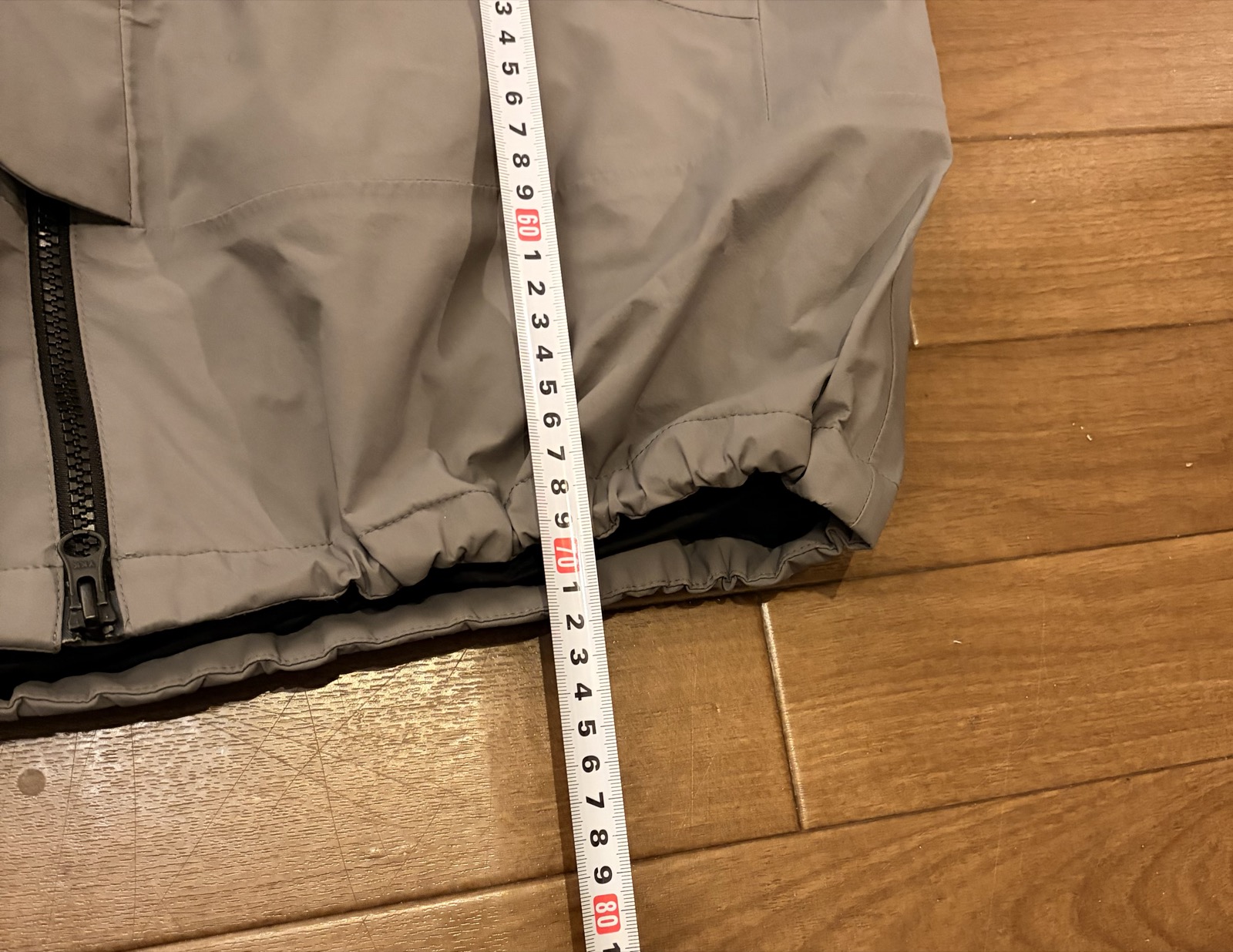 スノーボードウェアの着丈をメジャーで測ると70cmだった写真