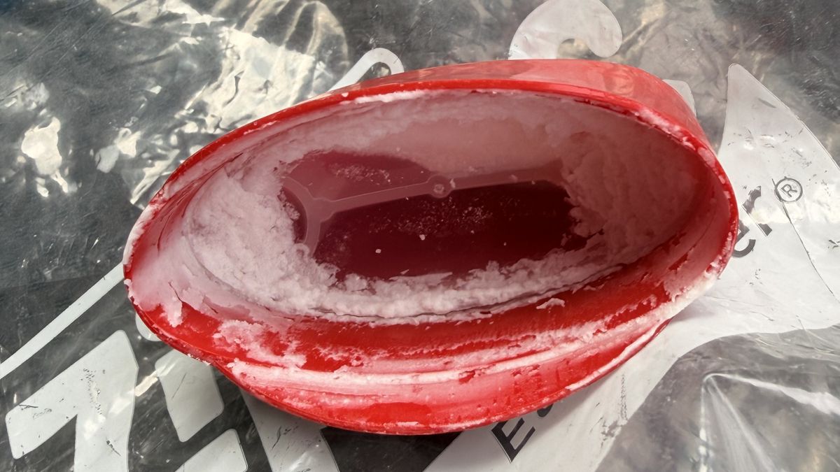 使い続けて固形感が強まりポロポロと落ちやすくなったオールドスパイスの様子