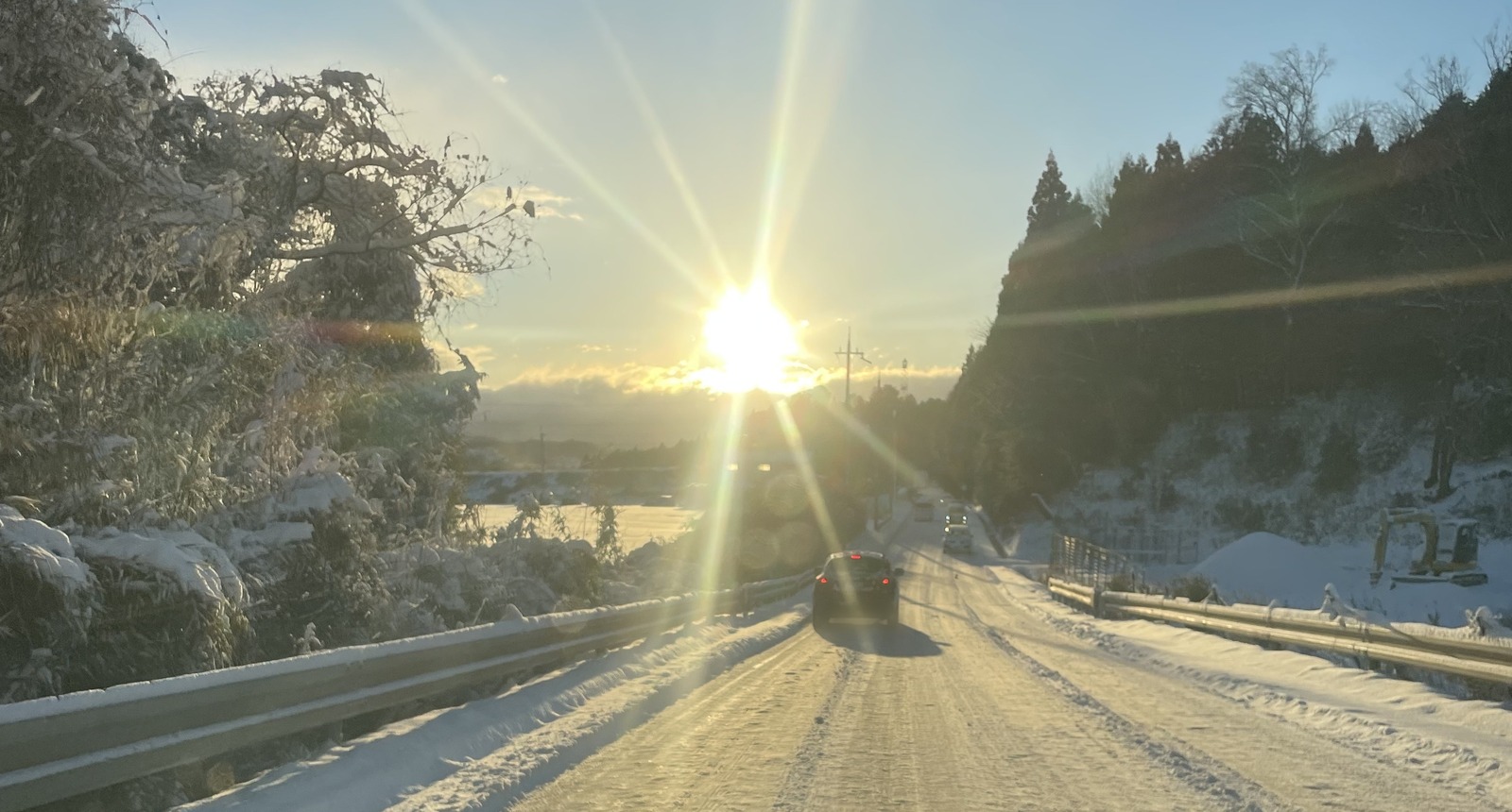 スノボ遠征の朝、雪道を走るプロボックスの車内から見た朝日と雪景色