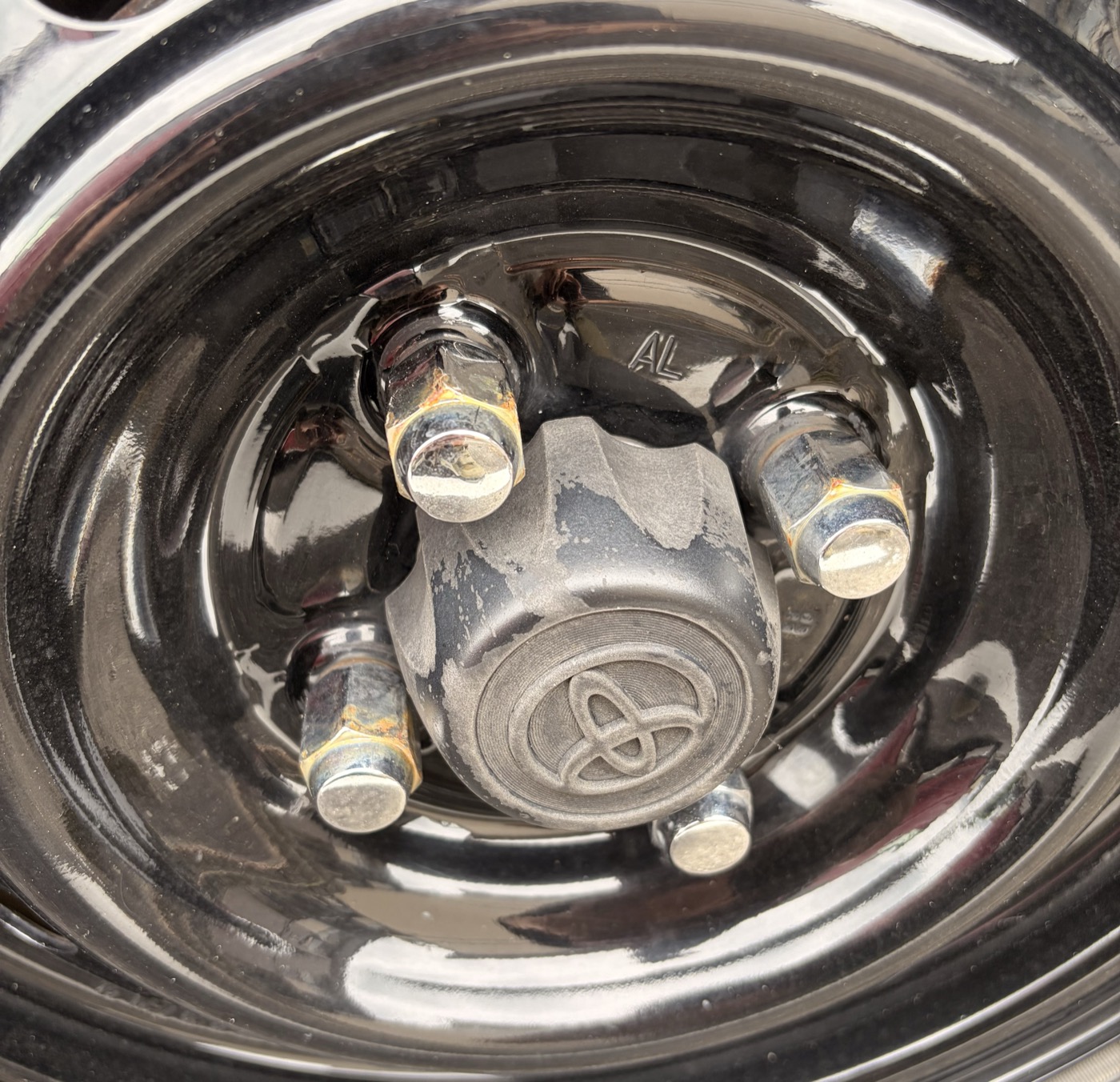 ナットが見えるスチールホイール（ホイールキャップなし仕様）