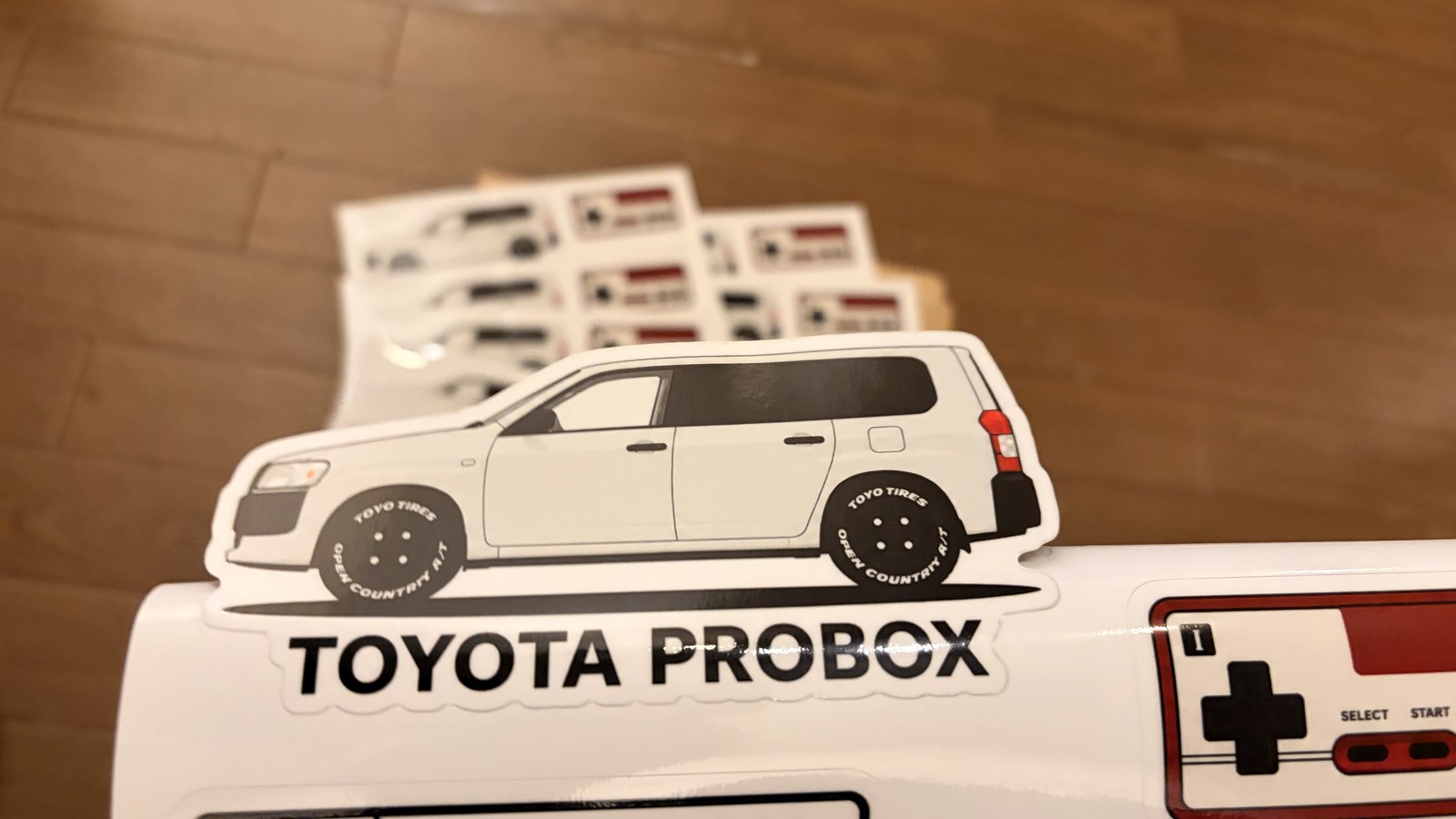 プロボックスのイラストとPUBLISHロゴのステッカー寄り写真