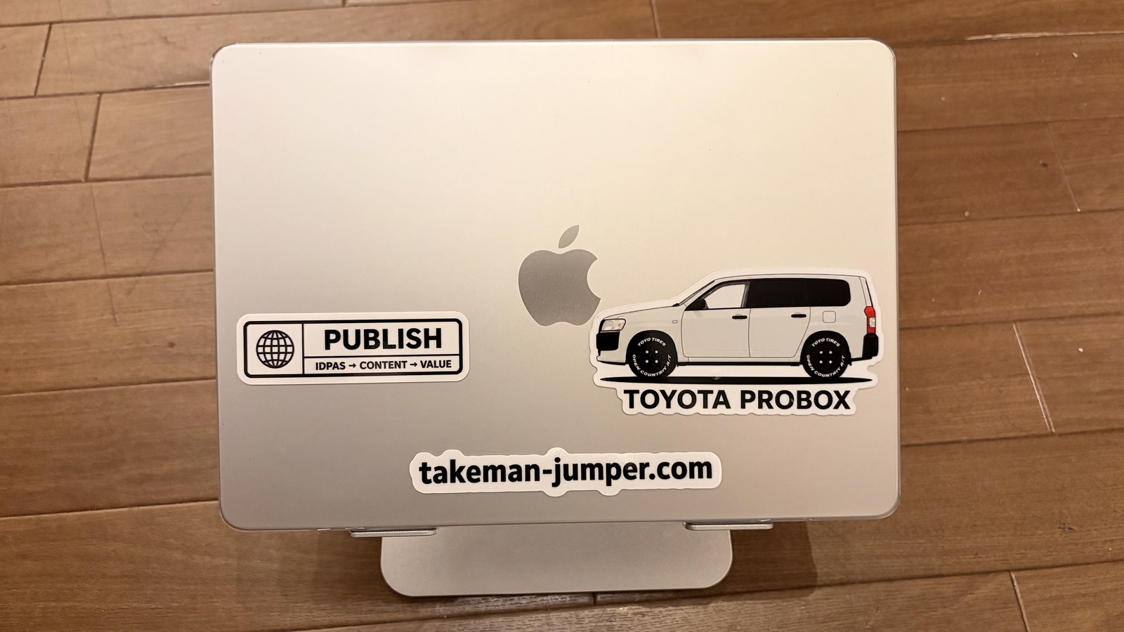 AIステッカー自作でMacBookに貼った完成写真