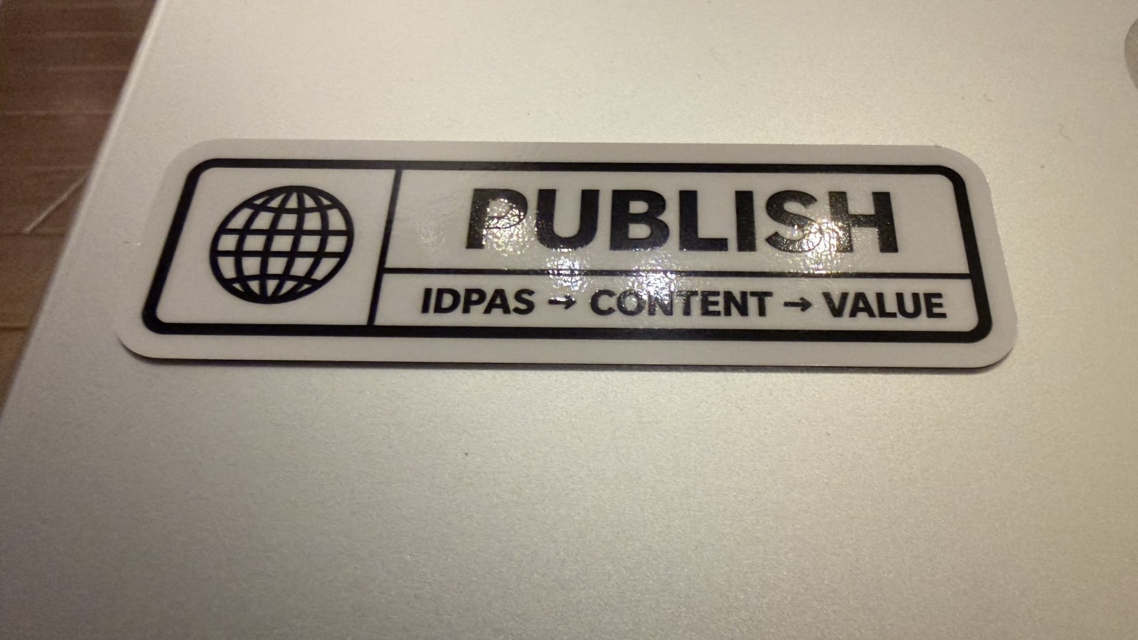 PUBLISHステッカーの光沢と厚み
