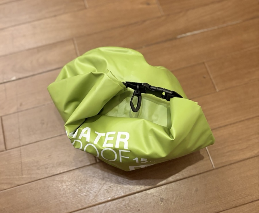 防水バッグの口を折りたたみストッパーで留めた様子