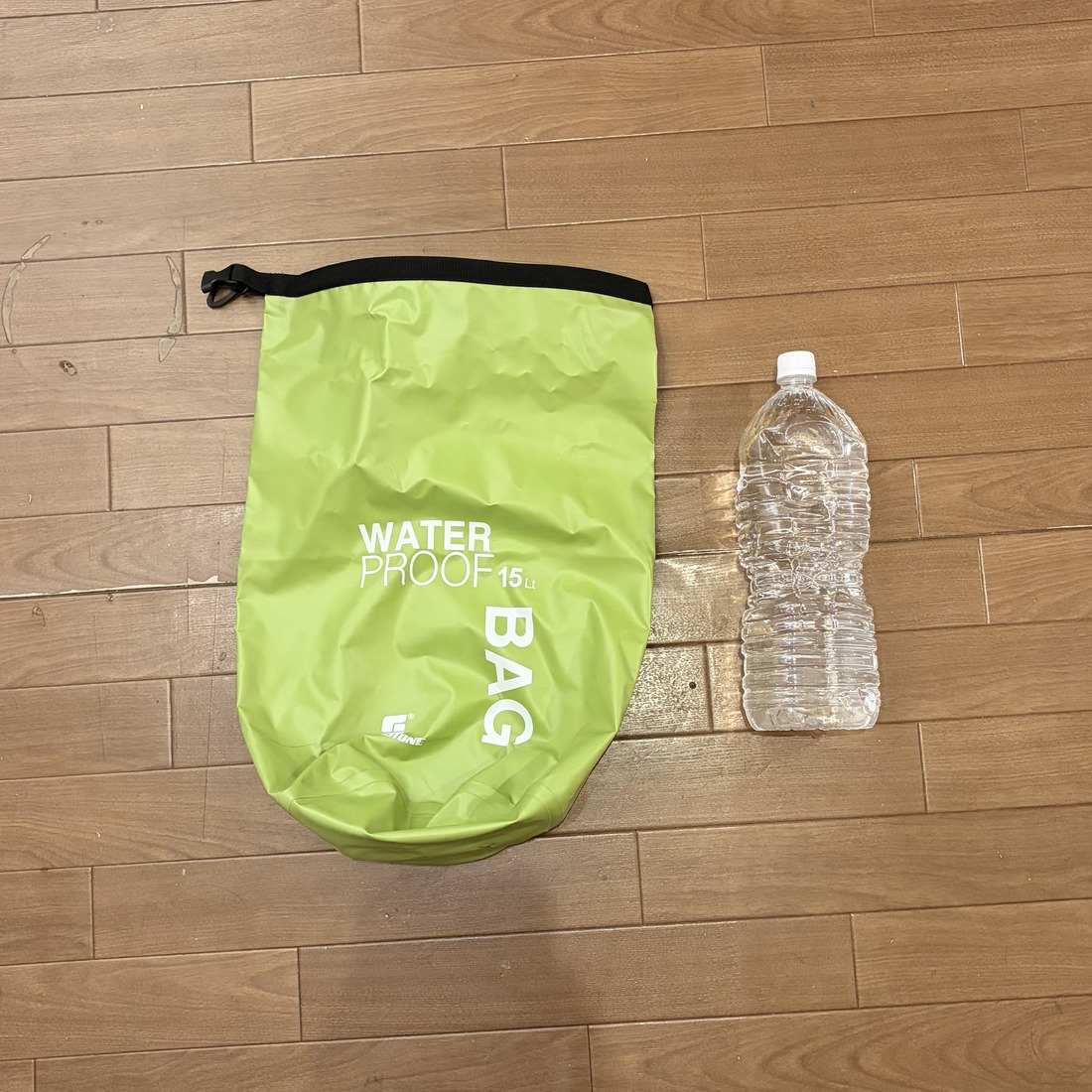 ①バッグと水2L（麦茶のペットボトル）