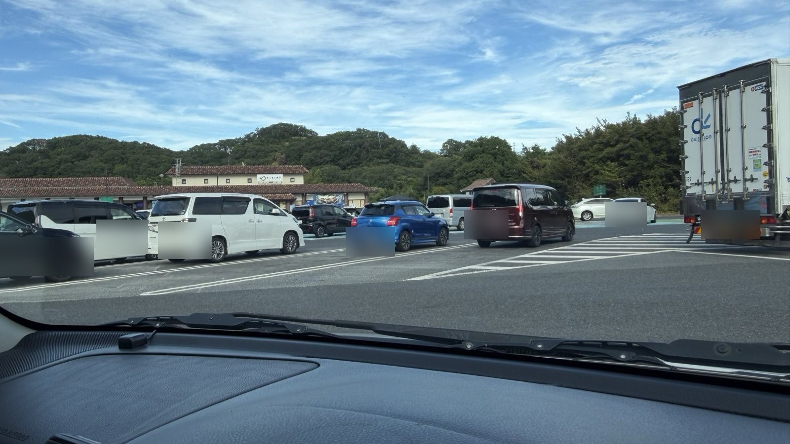 サービスエリアの駐車場が満車に近い状態。渋滞し始めた時間帯の様子