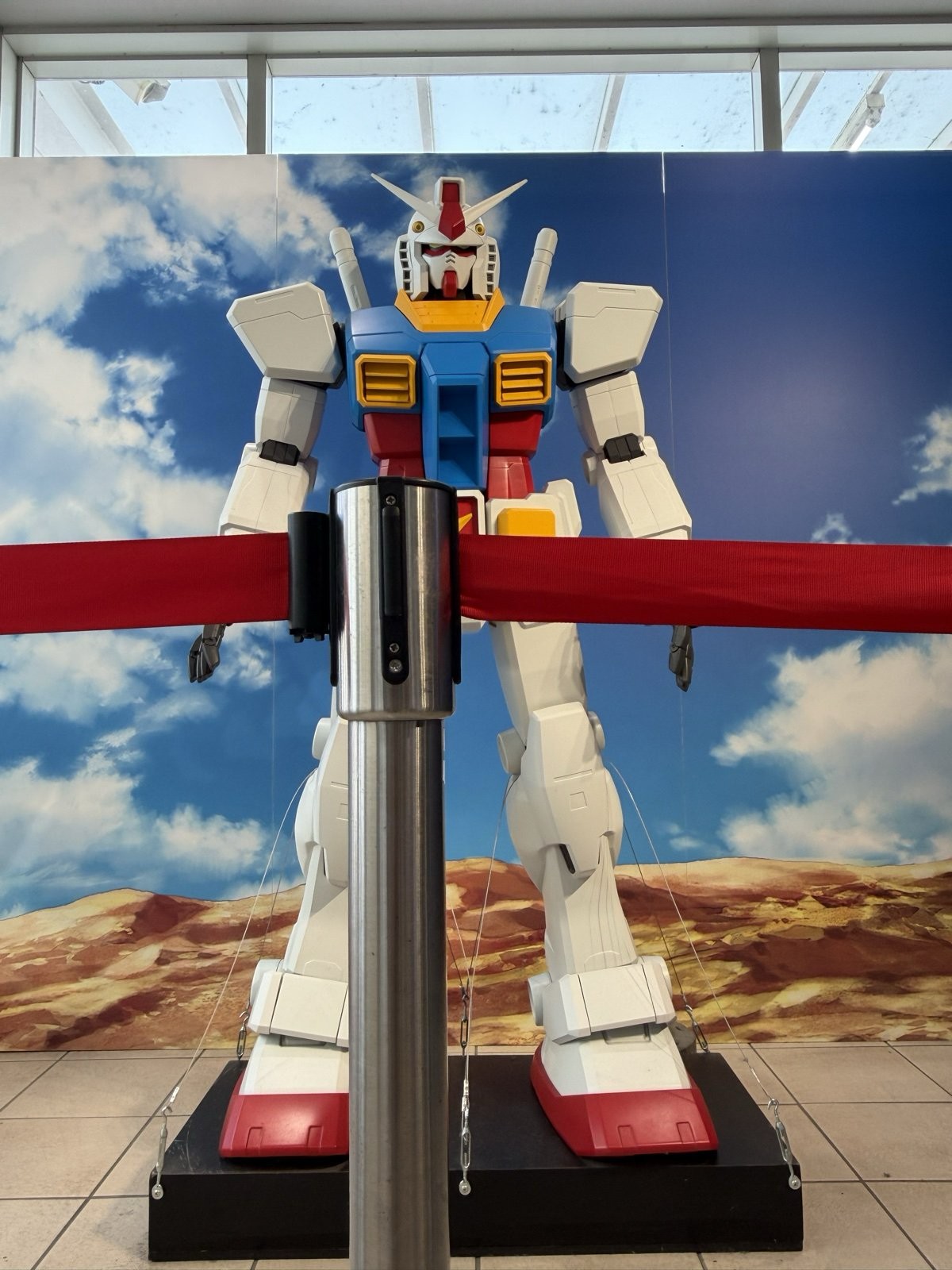 福山サービスエリアの休憩スペースに展示されていた、人の背丈ほどあるガンダムのフィギュア