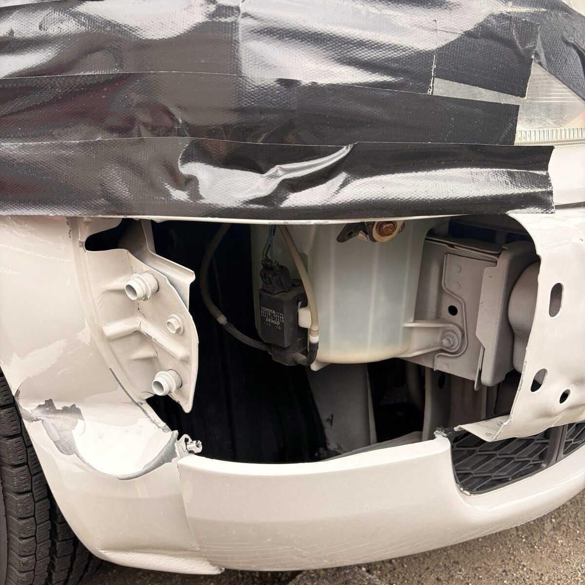 バンパーを外すとエンジンルーム側まで衝撃が及んでいた