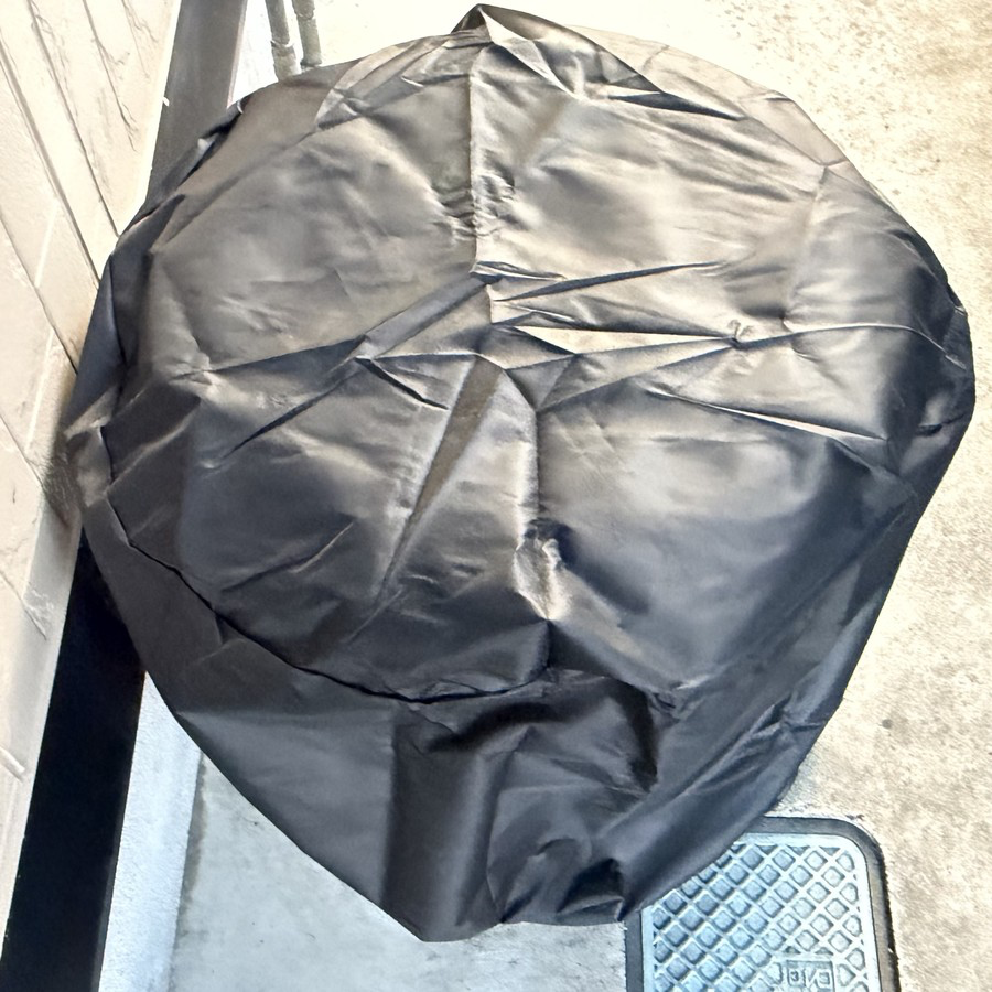タイヤカバーを装着した後、黒い専用カバーに覆われたスタッドレスタイヤ4本