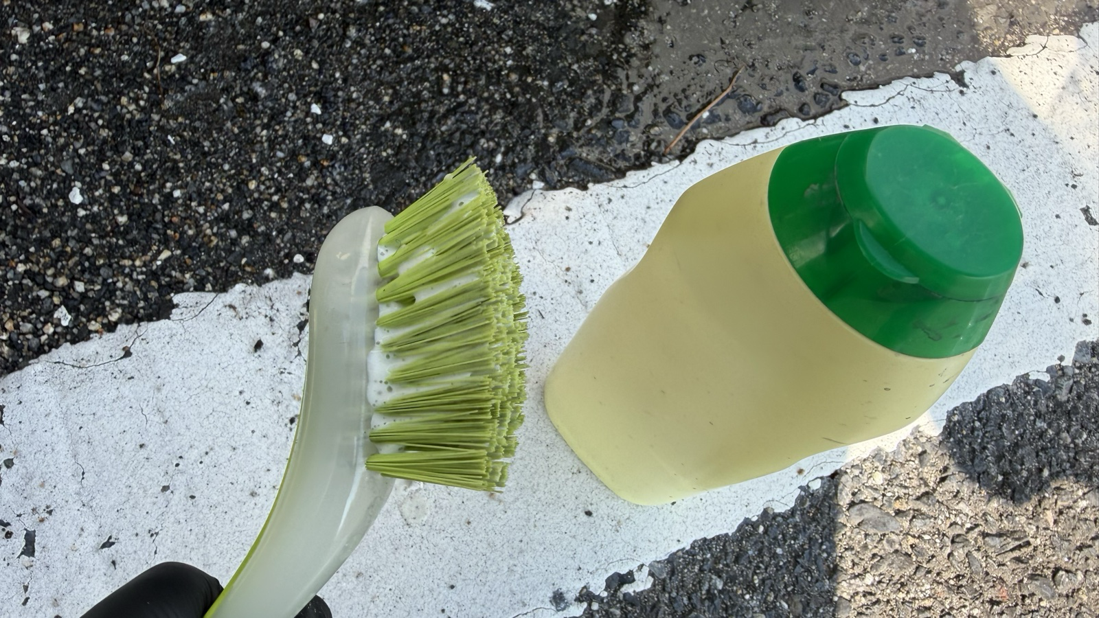 ブラシにジフを少量つけている場面