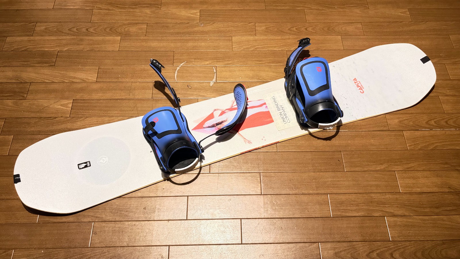 CAPITA DOAのスノーボード板の実物写真。トップシートにUnionバインディングが装着されている