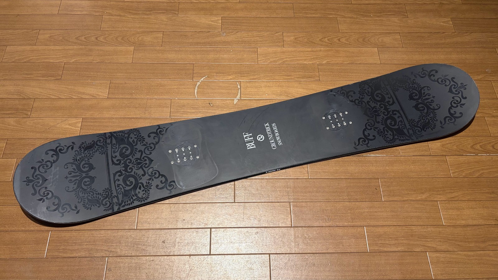 GT SNOWBOARD BUFFのスノーボード板のトップシート実物写真