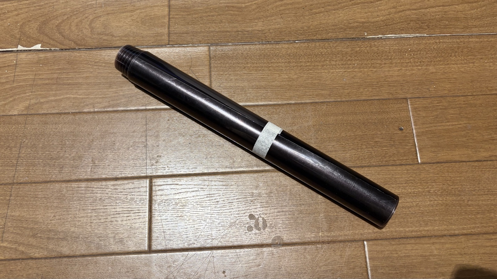 購入したスモークのフィルム。細長く巻かれて、マスキングテープで留めてある